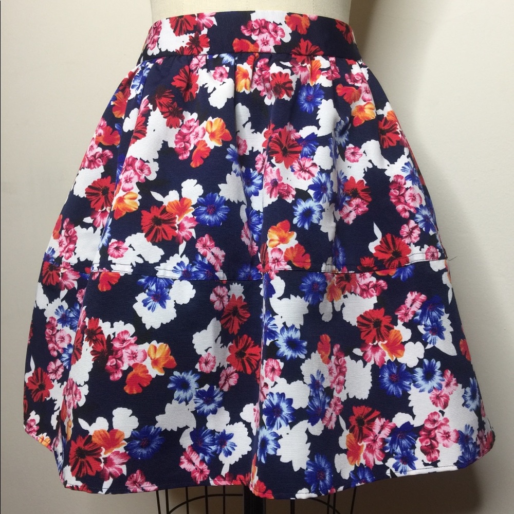 New Guess floral full skirt - Size S